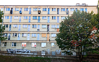 Okryty złą sławą olsztyński „samotniak” doczekał się remontu. Powstanie ponad 80 mieszkań. Kto z nich skorzysta?